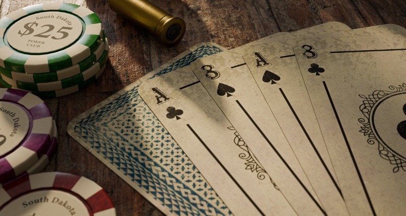 میز بازی پوکر با کارتها و چیپهای قدیمی در قمارخانههای قرن نوزدهم و دوران غرب وحشی