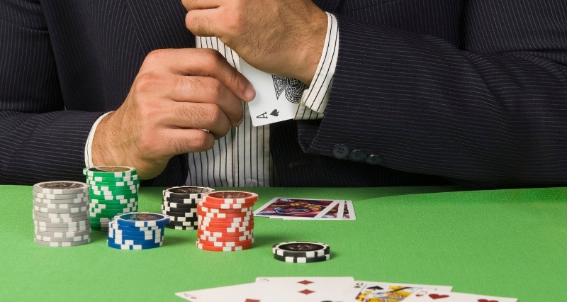 بازیکن پوکر که کارت پنهان را از آستین بیرون میآورد