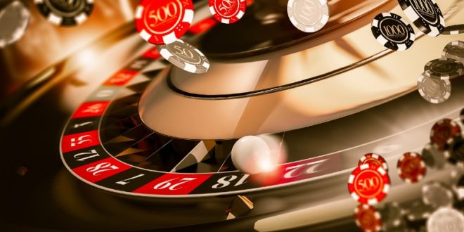 چرخ رولت در حال چرخش همراه با چیپ‌های کازینویی