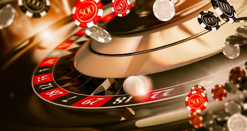 چرخ رولت در حال چرخش همراه با چیپ‌های کازینویی