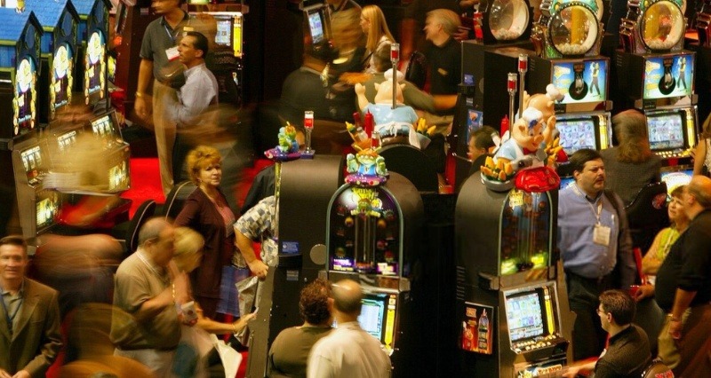 کازینو با دستگاه‌های اسلات و بازیکنان؛ بردهای بزرگ اسلات