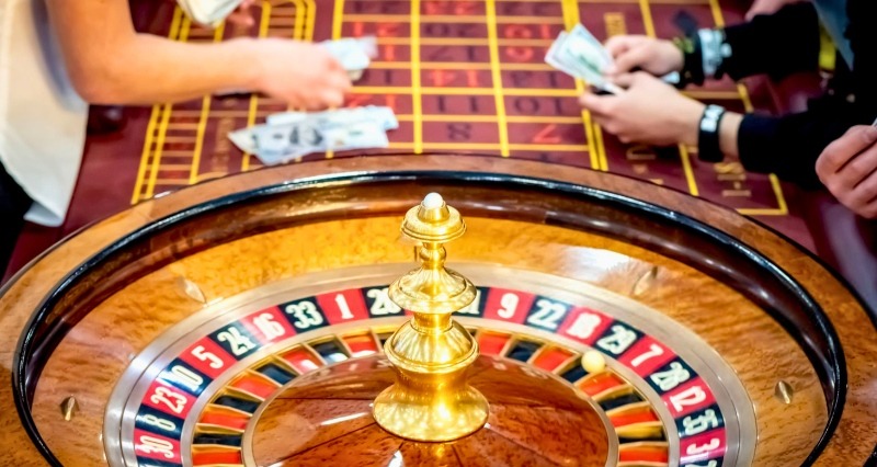 میز رولت کازینو با چیپهای شرطبندی و استراتژیهای رولت